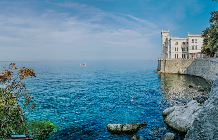 Castello-Miramare-â-Trieste-â-Caporetto-700-x-450